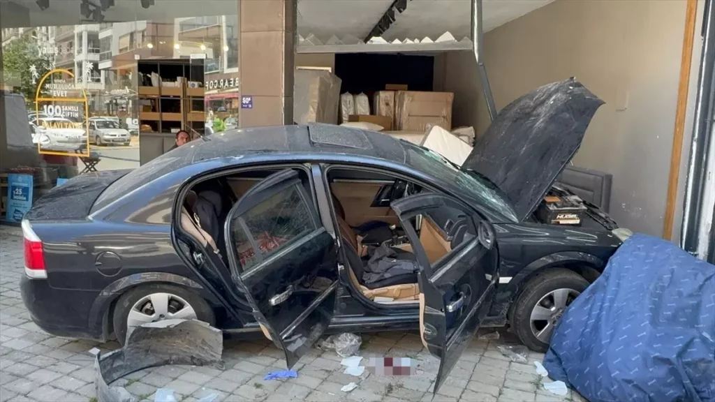 Trafik Kazası Mobilya Mağazasına Döndü