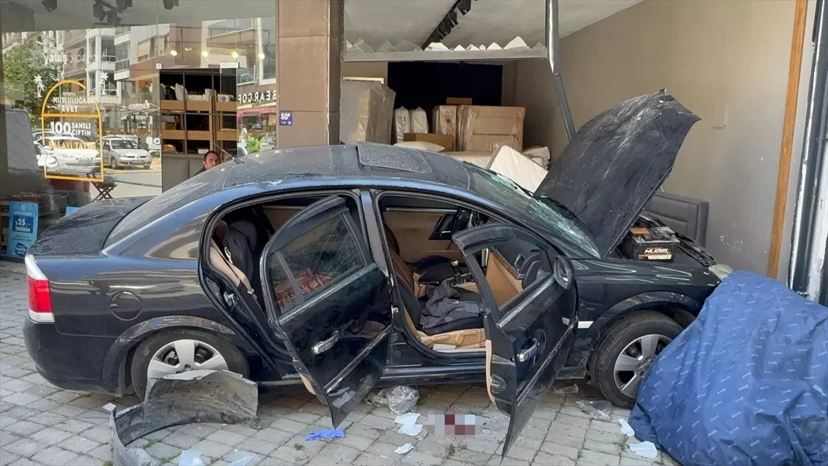 Trafik Kazası Mobilya Mağazasına Döndü