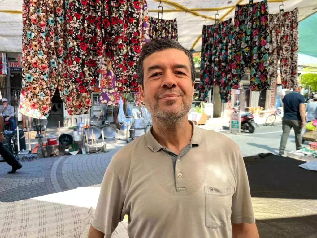 Arılar Pazarcının Çadırını Sardı, Alkışla Çuvala Düşürüldü