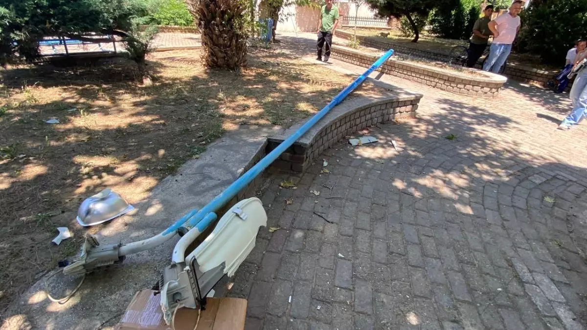 Aydın’da Parkta Devrilen Direk 2 Kişiyi Yaraladı