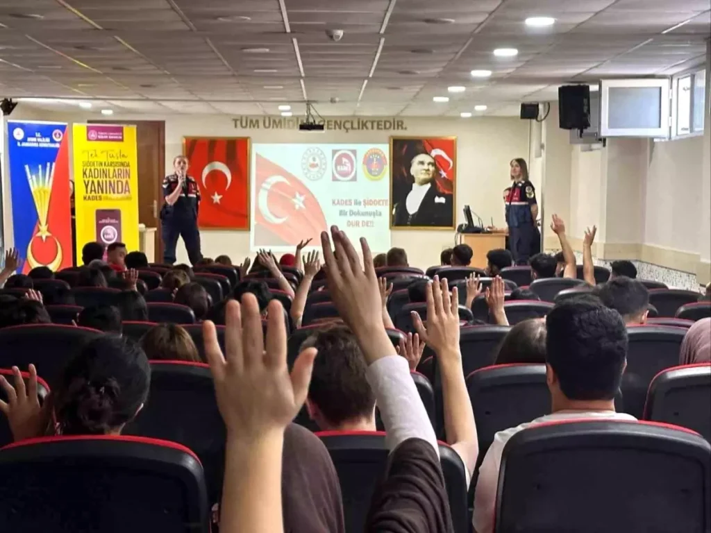 Jandarma Ekiplerinden Liseli Gençlere Güvenlik Eğitimi
