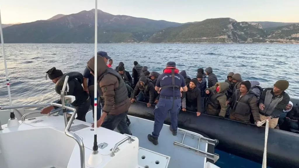 Yunanistan Tarafından Geri İtilen 42 Düzensiz Göçmen Kurtarıldı