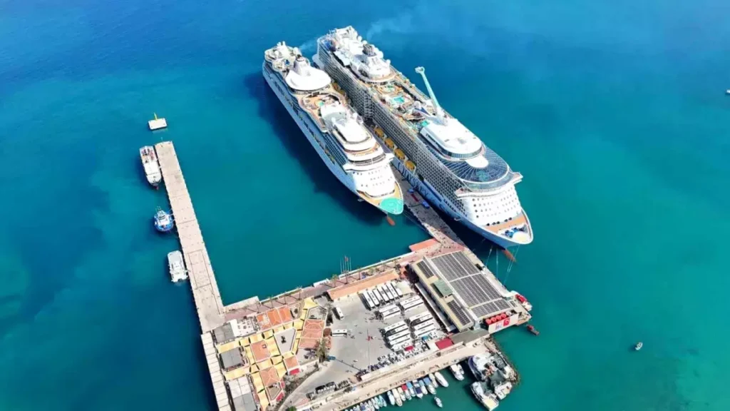 Kuşadası’na İki Kruvaziyerle 6 Bin 409 Turist Geldi