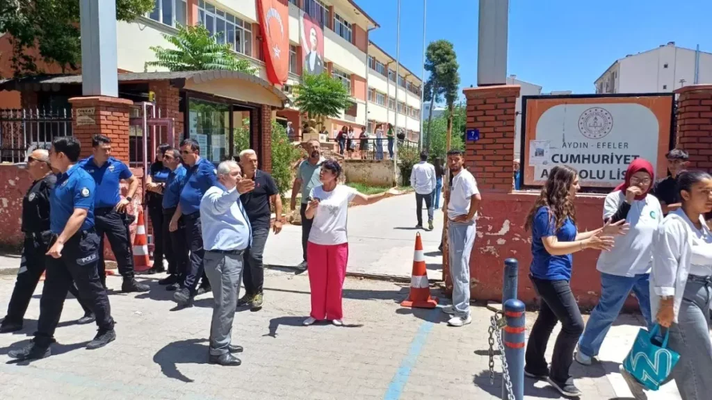 Lise Önünde Öğretmen ve Kurye Arasında Yol Verme Kavgası