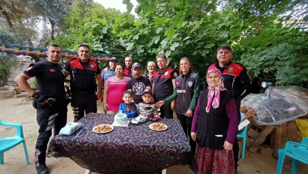 Nazilli’de Polisten 7 Yaşındaki Eymen’e Doğum Günü Sürprizi