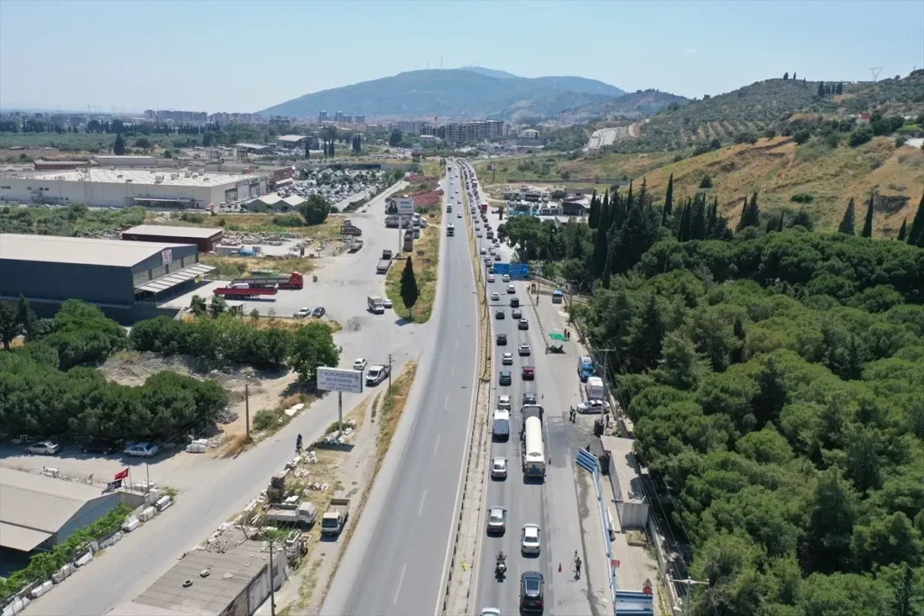 Tatil Yolculuğu Söke’de Trafik Yoğunluğu Oluşturdu