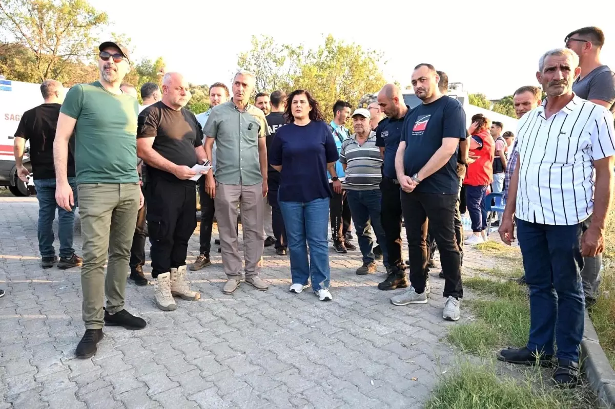 Aydın’da Zirai Alanda Çıkan Yangın Kontrol Altına Alınmaya Çalışılıyor