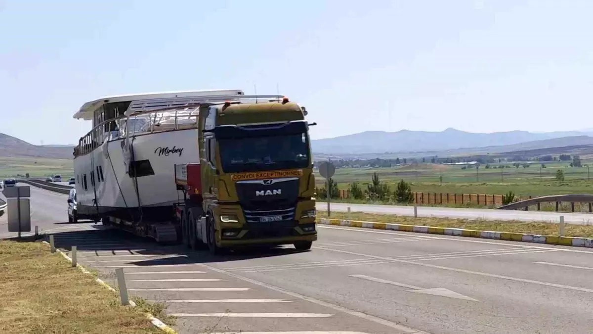 Bozkırda Karadan Giden Yat