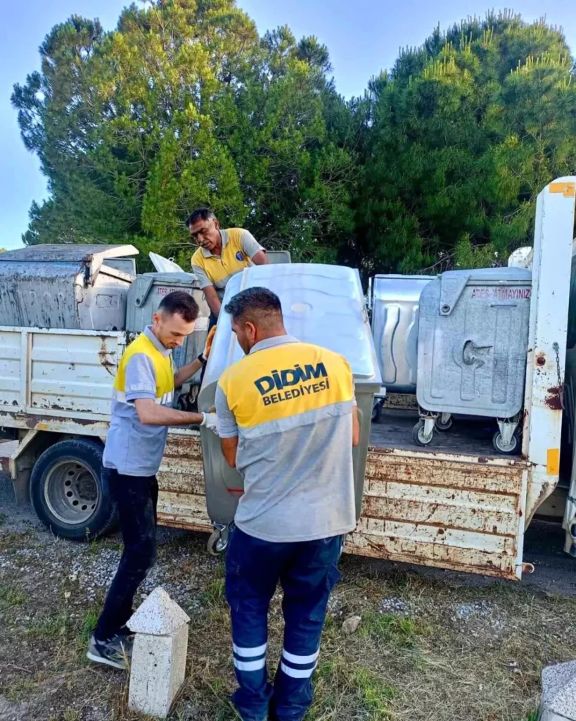 Didim’de Belediye Ekipleri Çöp Konteynerlerini Yeniliyor