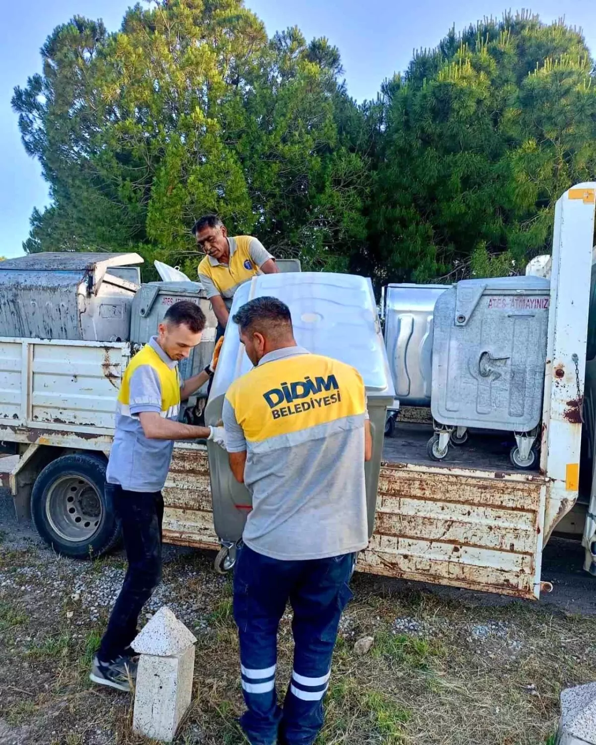Didim’de Belediye Ekipleri Çöp Konteynerlerini Yeniliyor