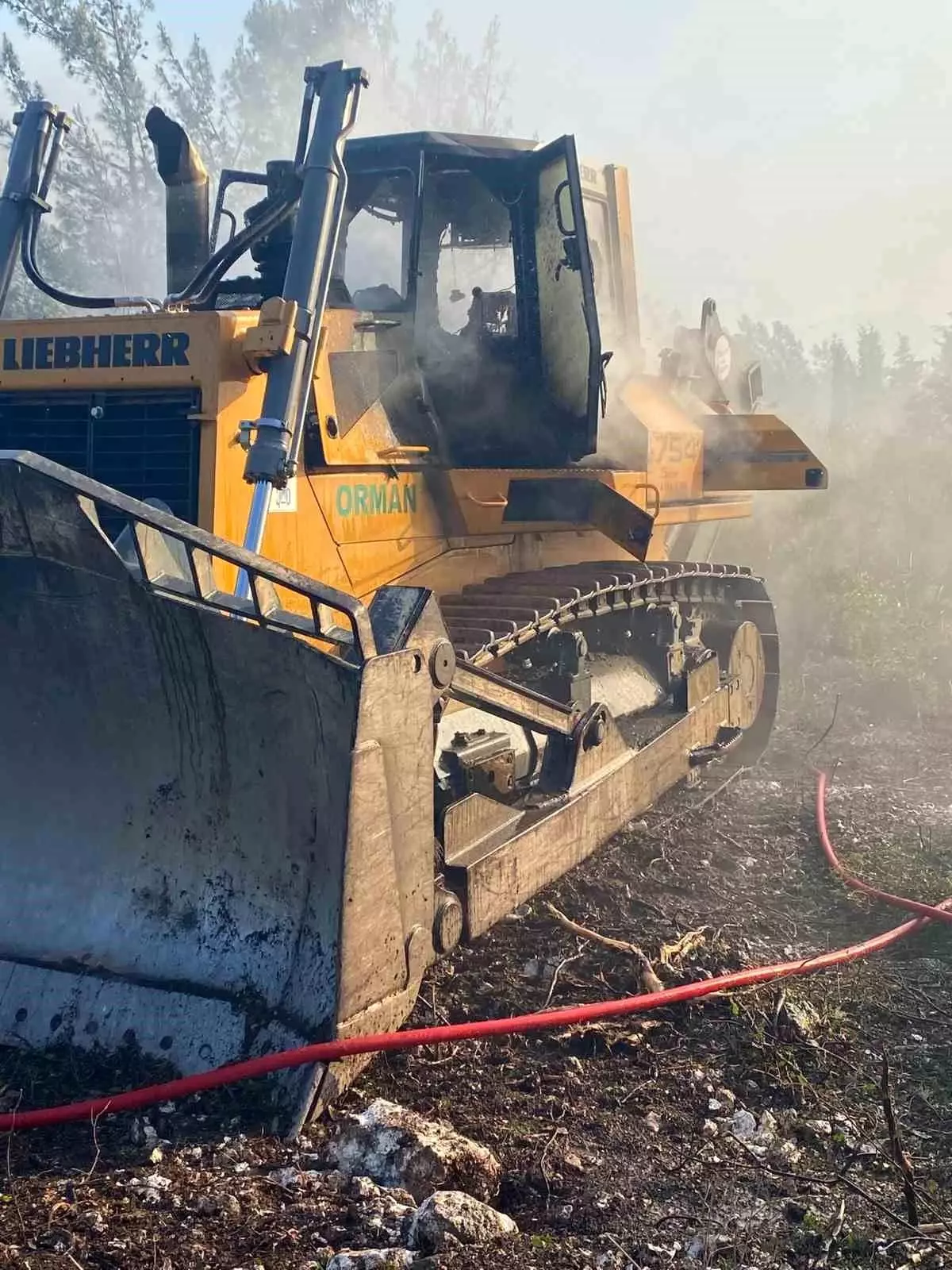 İzmir’de Orman Yangını: Dozer Alevler Arasında Kaldı