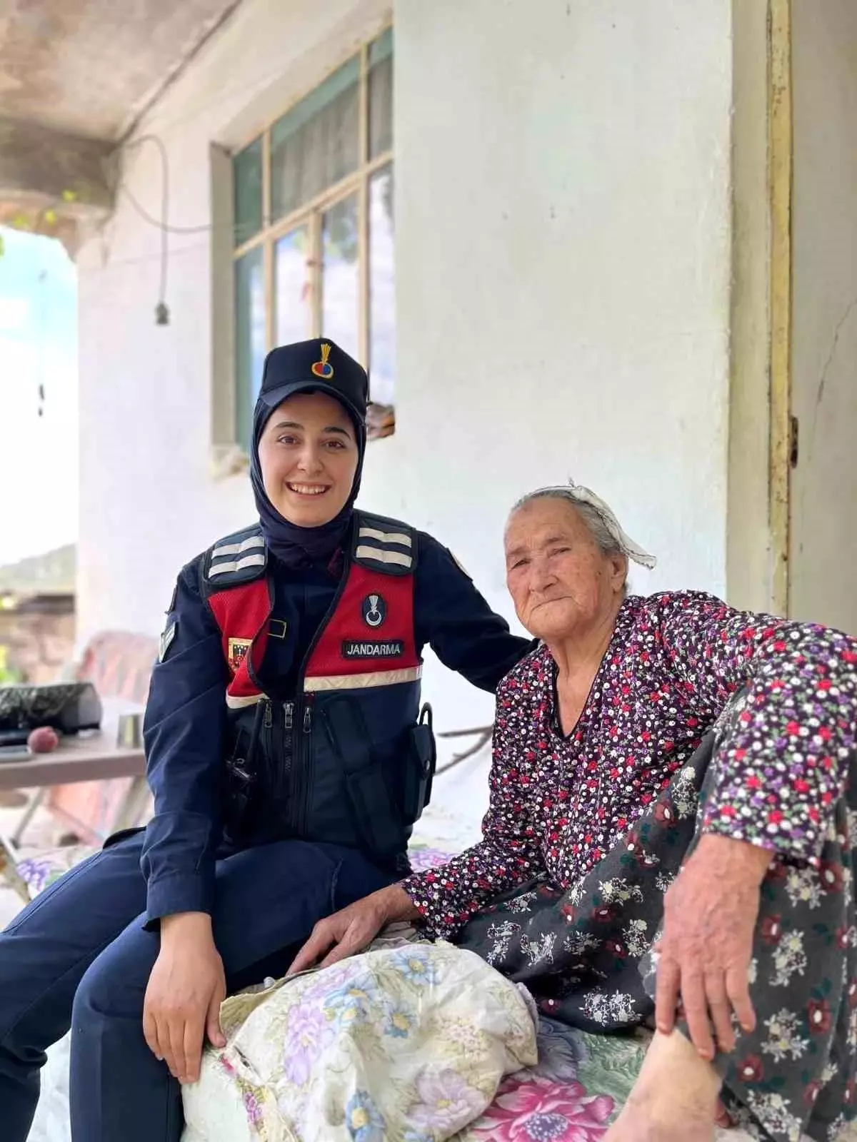 Jandarma Ekiplerinden Yaşlı Çınarlara Vefa Ziyaretleri