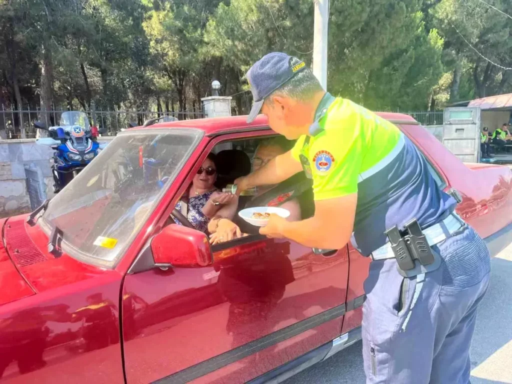 Jandarma Ekiplerinden Şekerli Trafik Denetimi