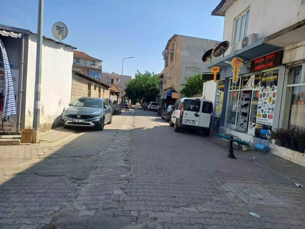 Kaldırimsız Köşk İlçesi Vatandaşları Endişe Ediyor