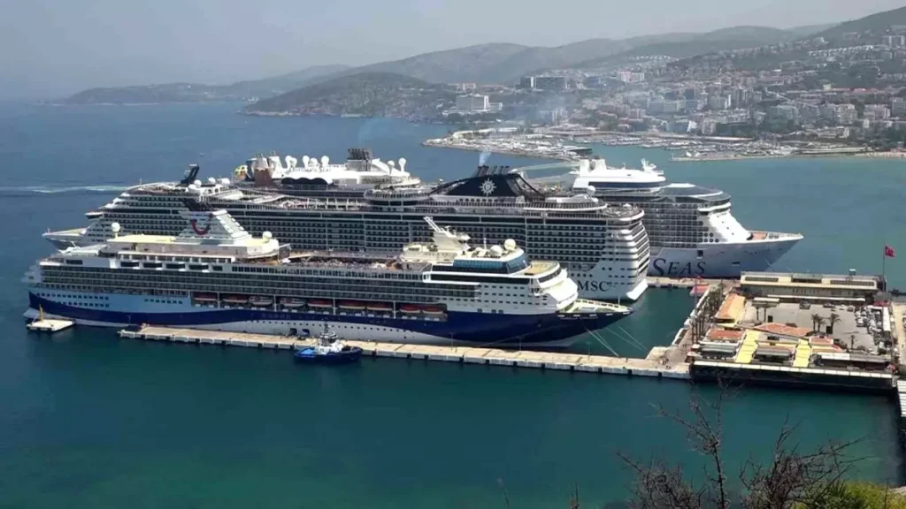 Kuşadası’na 3 Kruvaziyer Gemisiyle 9 Bin 600 Turist