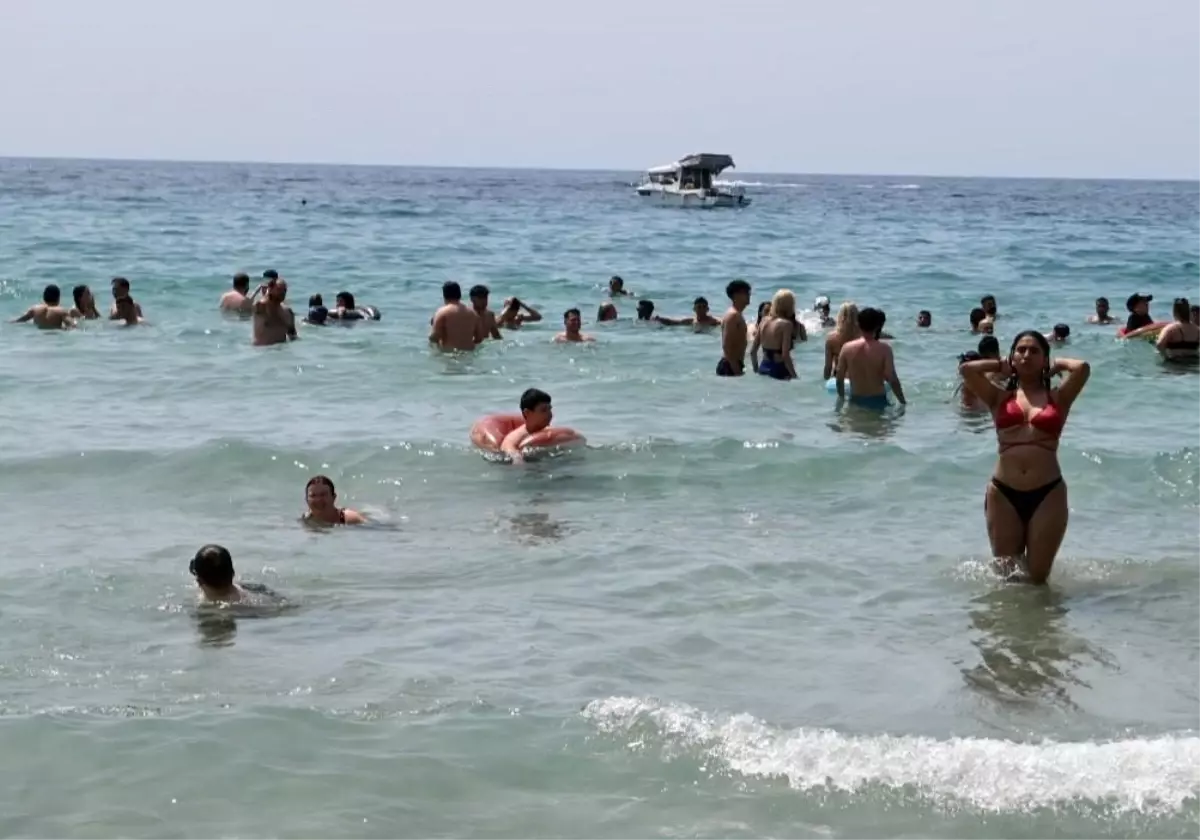 Kuşadası Plajlarında Bayram Yoğunluğu