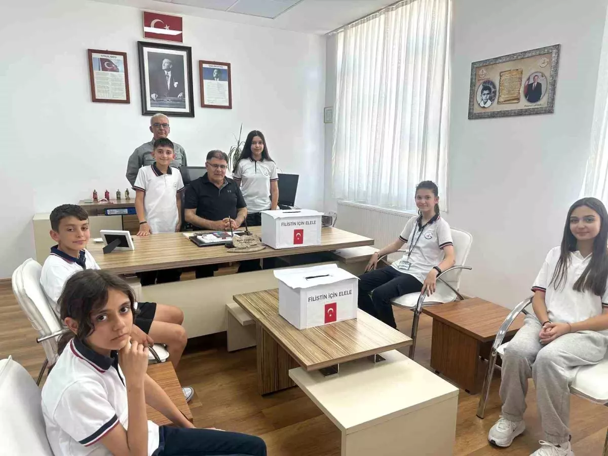 Minik Yürekler Harçlıklarını Gazze İçin Topladı