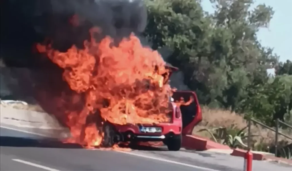 Seyir Halindeki Araç Alev Topuna Döndü
