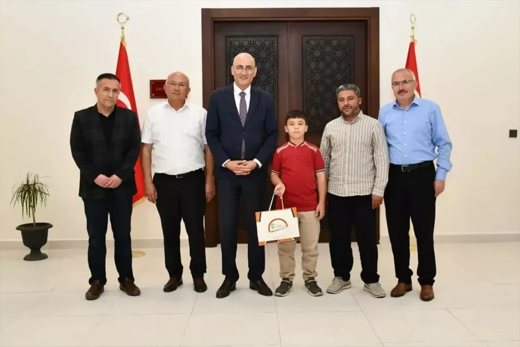 Sorgun Kaymakamı Öğrenciyi Ödüllendirdi
