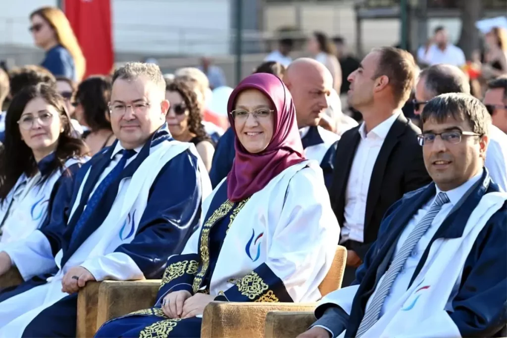 Manisa Celal Bayar Üniversitesi’nde Mezuniyet Sevinci