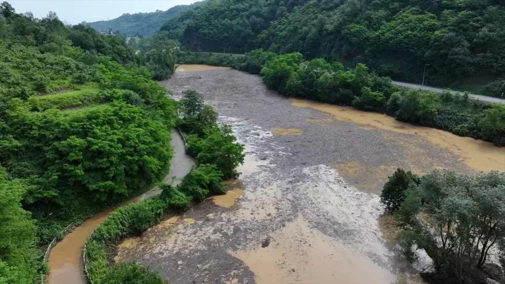 Trabzon’da Yağışın Ardından Kaybolan Kişiyi Arama Çalışmaları