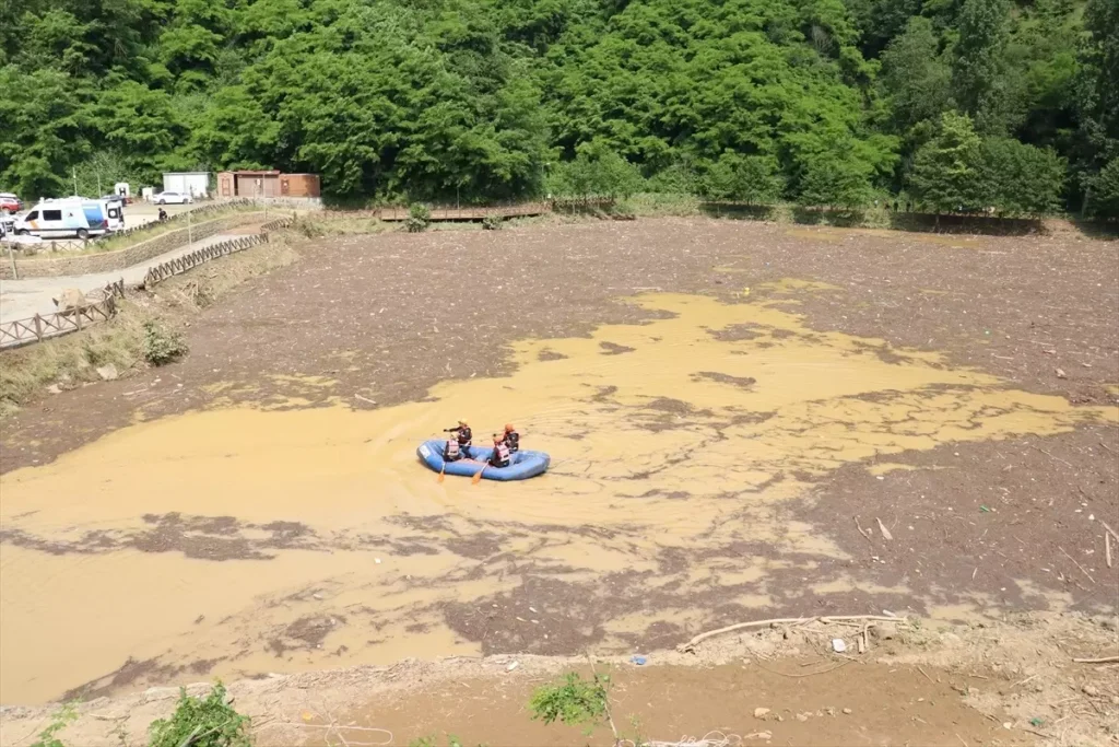 Trabzon’da Taşkında Kaybolan Kişiyi Arama Çalışmaları Sürüyor
