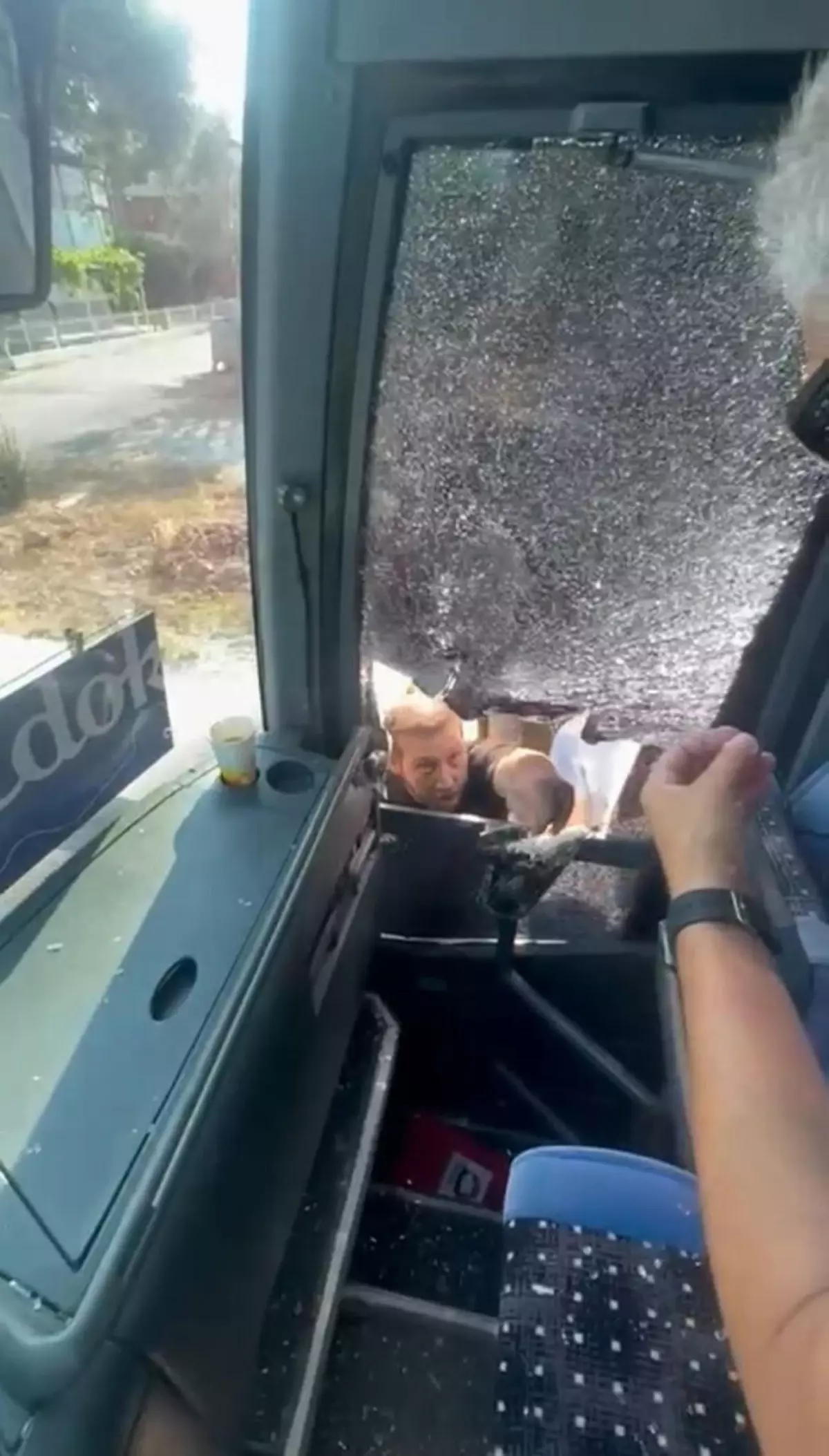 Tur Otobüsüne Şoföre Saldırı