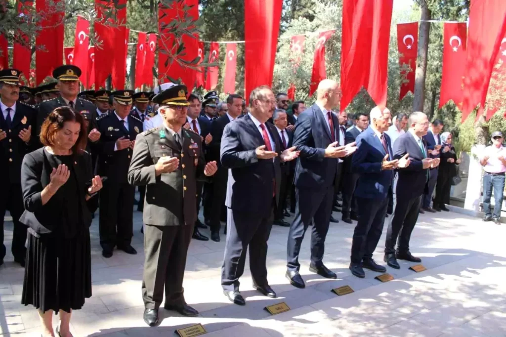 Demokrasi ve Birlik Günü’nde Şehitler Anıldı