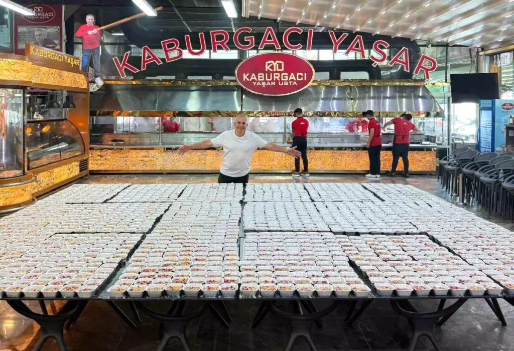 Adanalı Kebapçı Yaşar Aydın’dan Aşure Dağıtımı