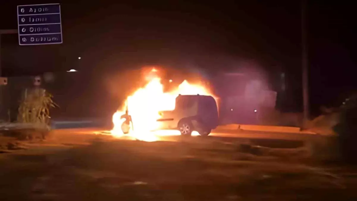 Ağaçlı Kavşağı’nda Otomobil Yangını