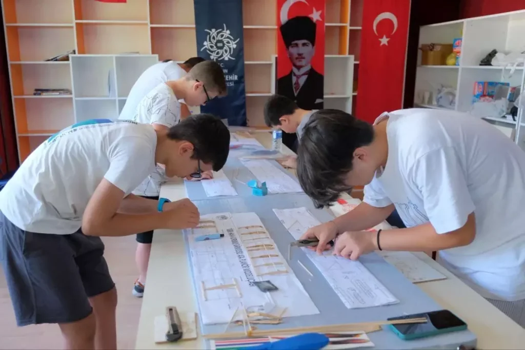 Havacılık ve Teknoloji Meraklısı Çocuklar Yetiştiriliyor