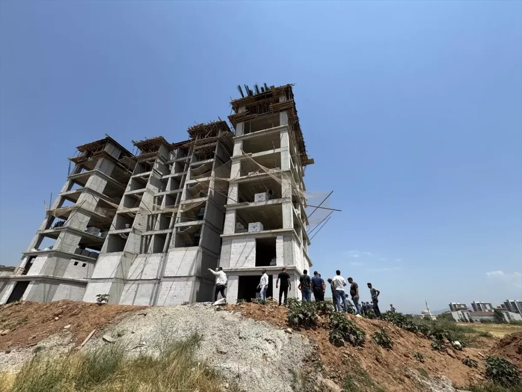 İşçi İnşaatın 8. Katından Düşerek Ağır Yaralandı