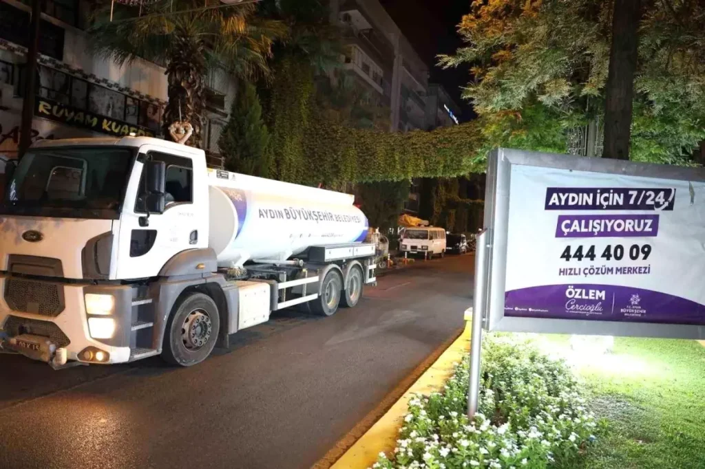 **Aydın Büyükşehir Belediyesi’nin 24 Saatlik Temizlik Çalışmaları**