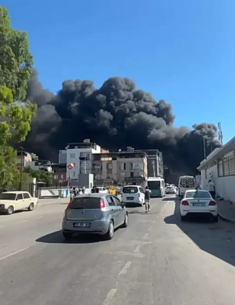 İzmir’in Buca İlçesinde Çöp Yangını Kontrol Altına Alındı