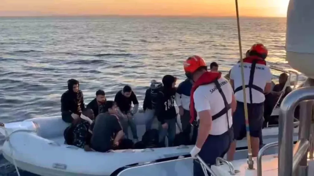 Düzensiz Göçmenleri Taşıyan Lastik Botun Motoru Bozuldu