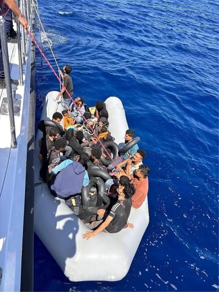 Kuşadası Açıklarında 22 Düzensiz Göçmen Kurtarıldı