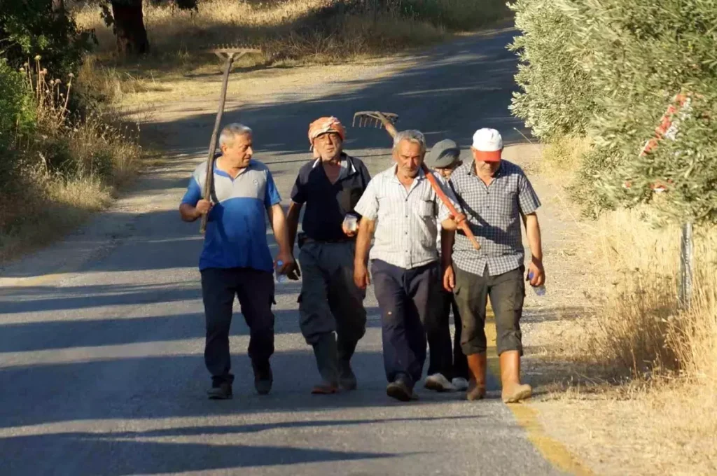 Halk Yangına Karşı Birleşti: Efeler’de Yangınla Mücadele