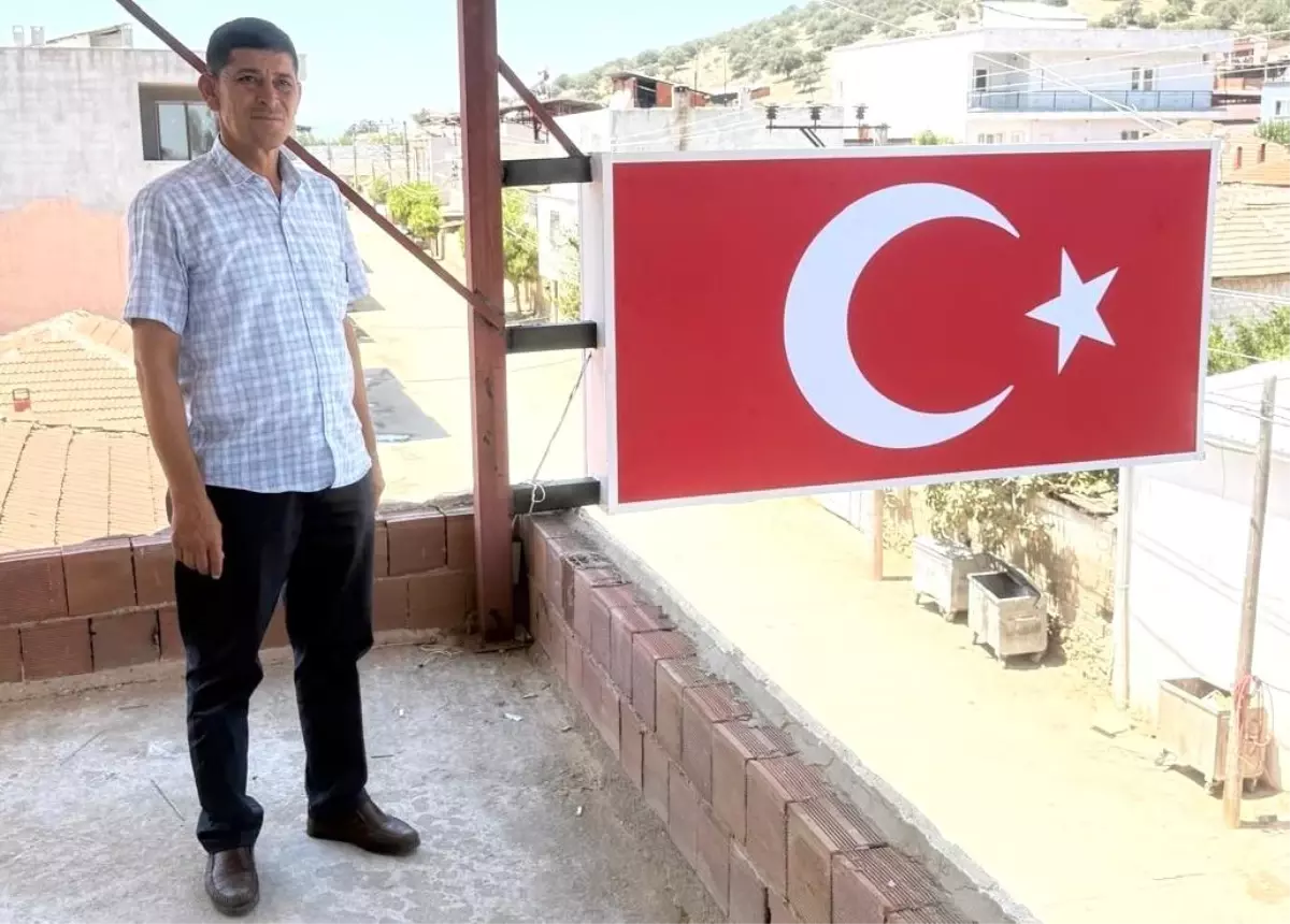 Muhtar İlk Maaşıyla Dev Türk Bayrağı Dikti