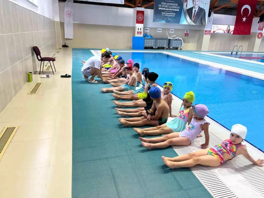 Eğlenceli Yüzme Projesi Aydın’da Çocukları Büyülüyor