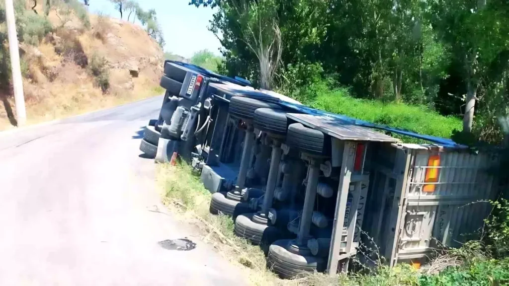 Maden Firmasına Ait Tır Şarampole Devrildi