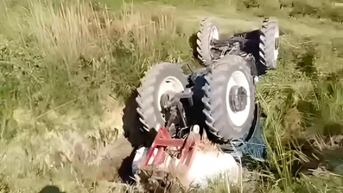 Traktör Sulama Kanalına Düştü, Sürücü Yara Almadı