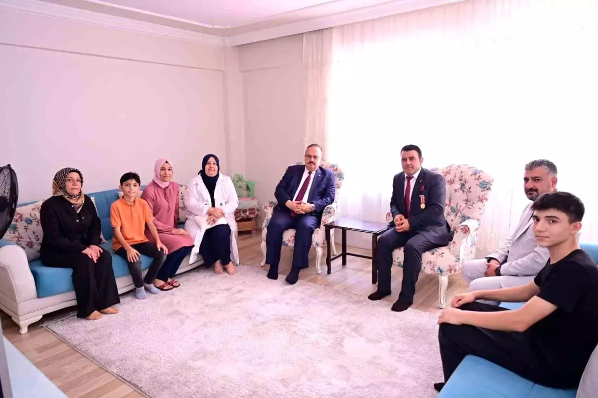**Vali Canbolat’tan Şehit Ailelerine Ziyaret**