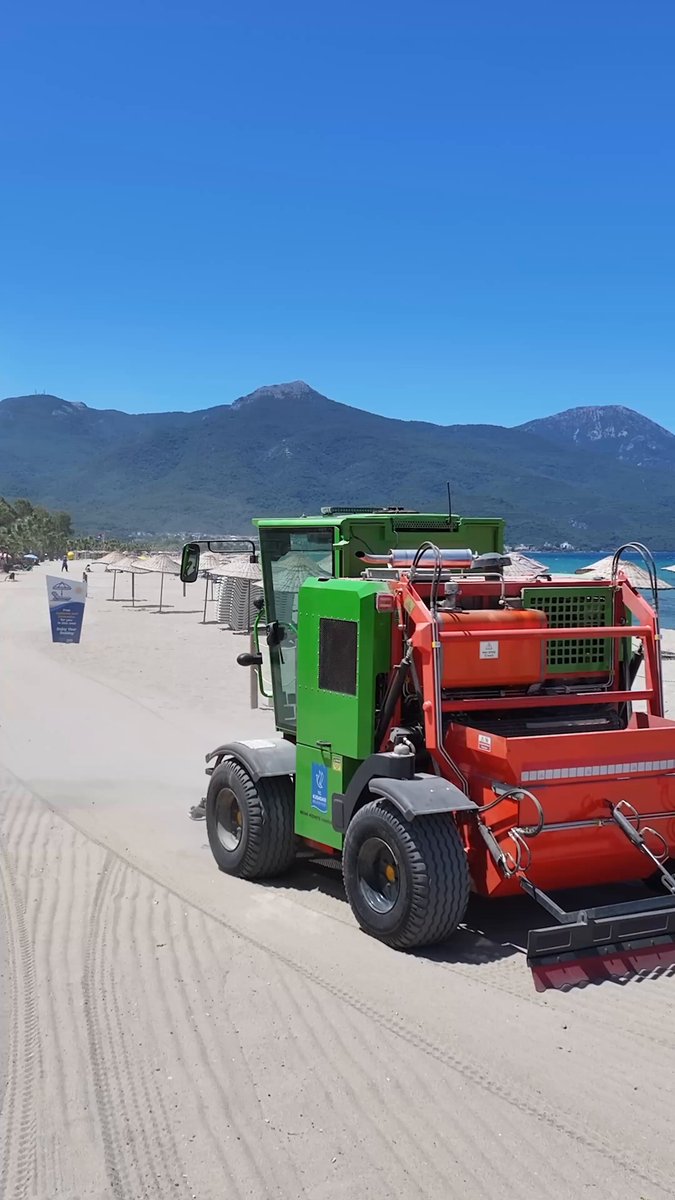 Kuşadası Belediyesi’nden Yeni Kum Temizleme Aracı