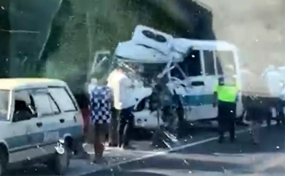 Trafik Kazası: 2’si Ağır 4 Kişi Yaralandı