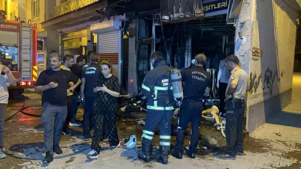 **Adıyaman’da Giyim Mağazası Molotofkokteyli ile Alevlere Teslim Oldu**