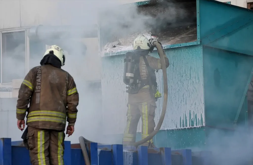 **Arnavutköy’de Fabrika Yangını Kontrol Altına Alındı**