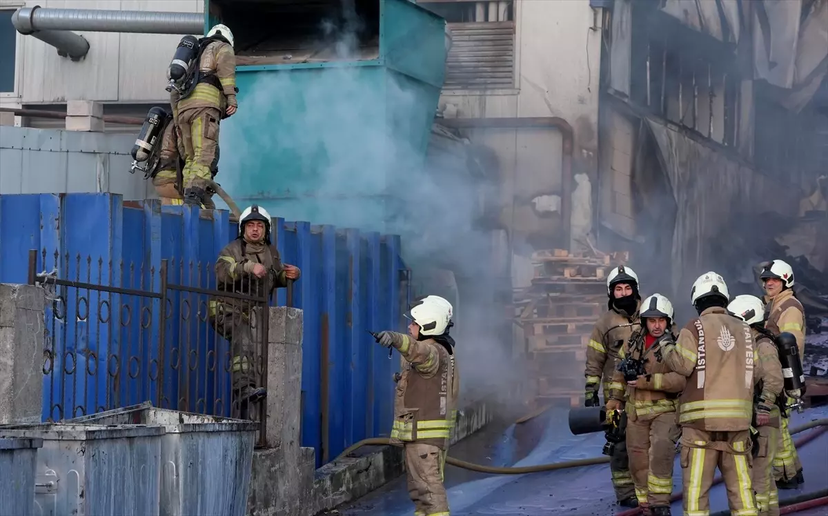 Arnavutköy’de Fabrika Yangınına Etkili Müdahale