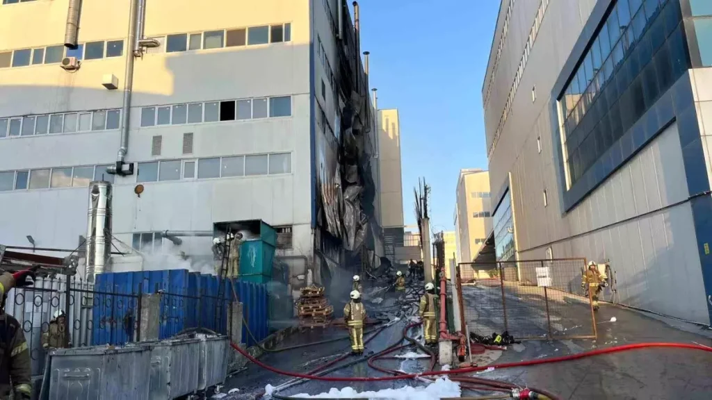 Arnavutköy’de Fabrika Yangını Kontrol Altına Alındı