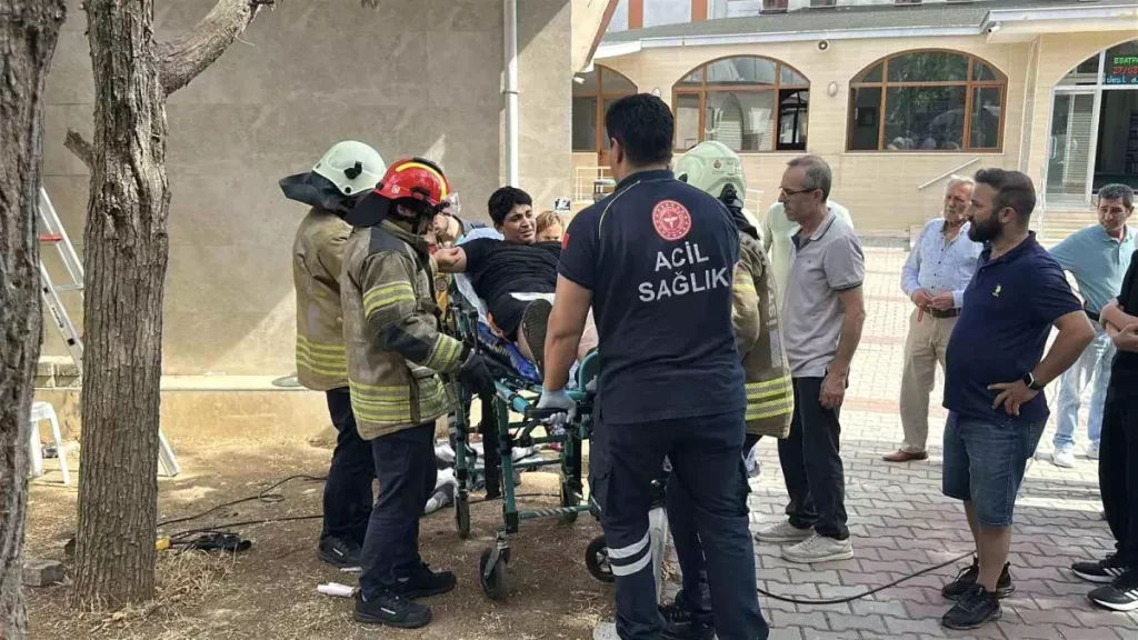 **Çocuğun Koluna Demir Saplandı: Trajedi Nasıl Yaşandı?**