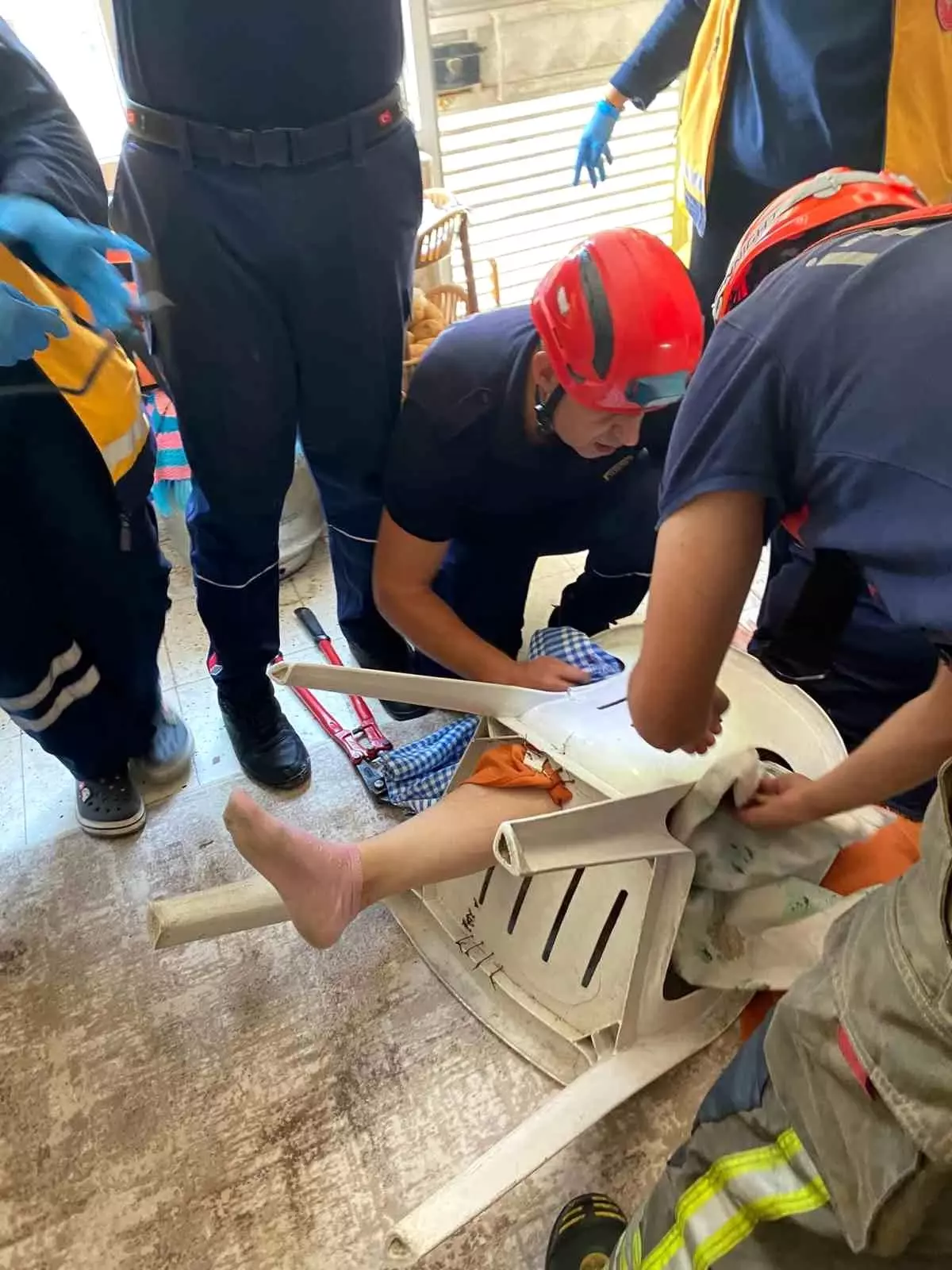 Plastik Sandalyenin Tuzağı: İtfaiye Yardımı ile Kurtuldu